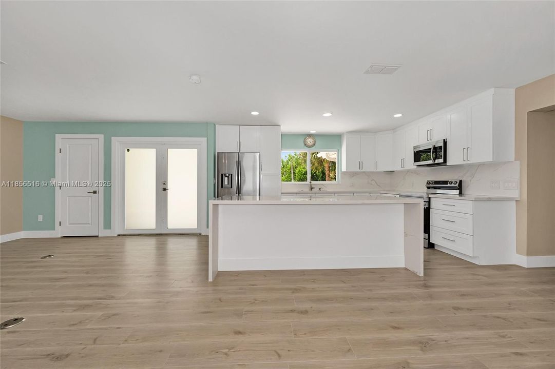 For Sale: $950,000 (3 beds, 2 baths, 1812 Square Feet)