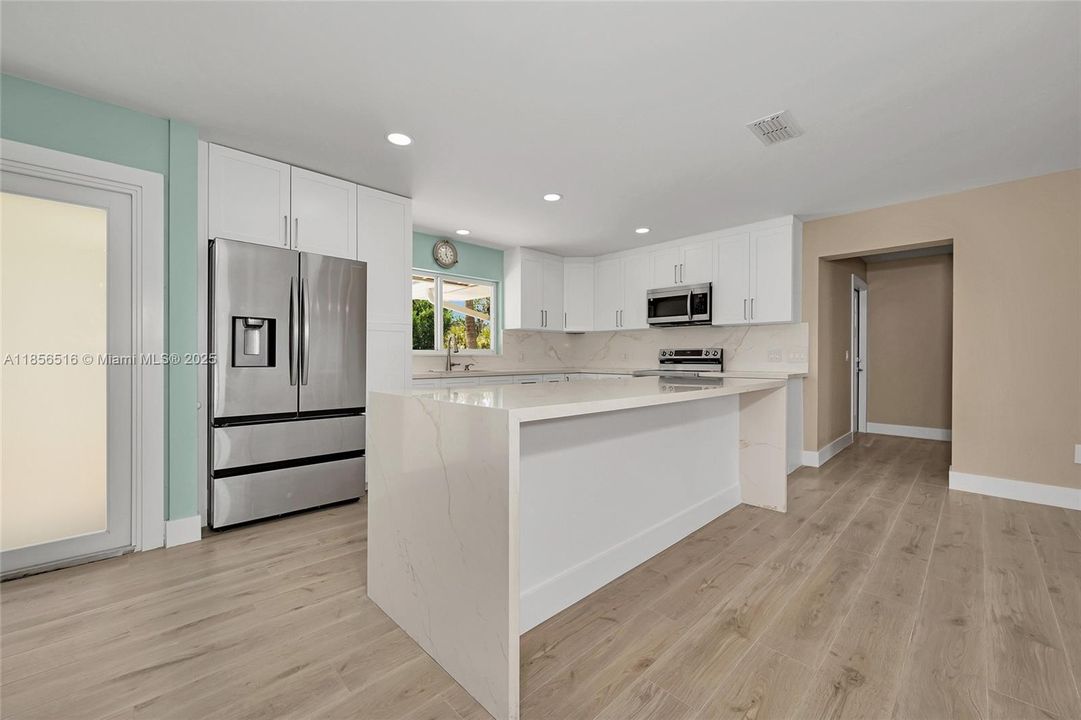 For Sale: $950,000 (3 beds, 2 baths, 1812 Square Feet)