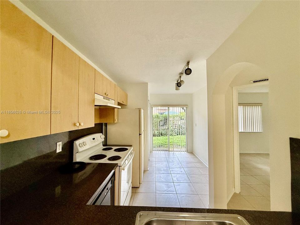 На продажу: $195,000 (2 спален, 2 ванн, 822 Квадратных фут)