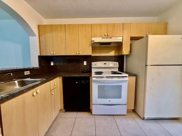 На продажу: $195,000 (2 спален, 2 ванн, 822 Квадратных фут)