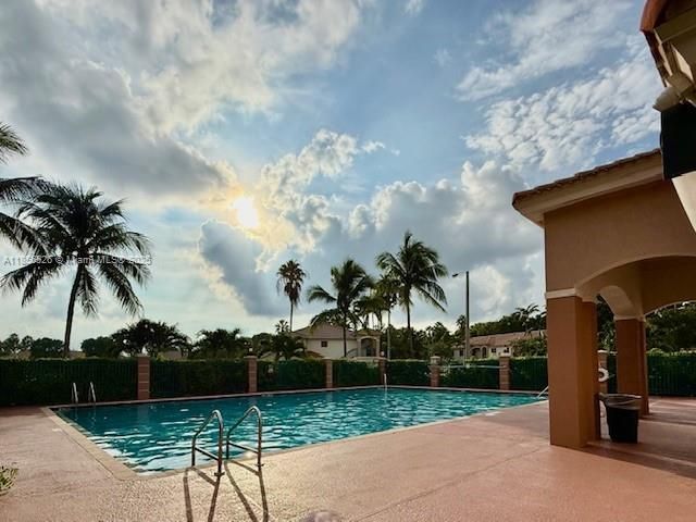 На продажу: $195,000 (2 спален, 2 ванн, 822 Квадратных фут)