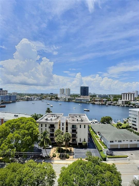 合同活跃: $259,900 (2 贝兹, 2 浴室, 1311 平方英尺)