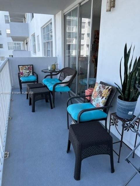 合同活跃: $259,900 (2 贝兹, 2 浴室, 1311 平方英尺)