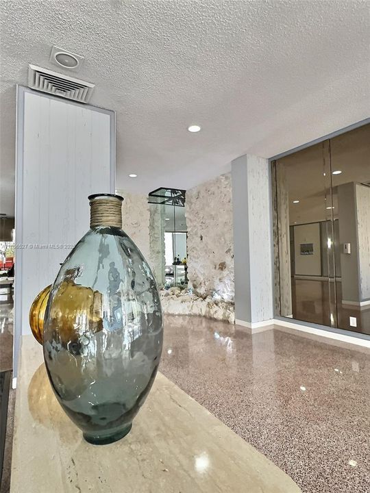 合同活跃: $259,900 (2 贝兹, 2 浴室, 1311 平方英尺)