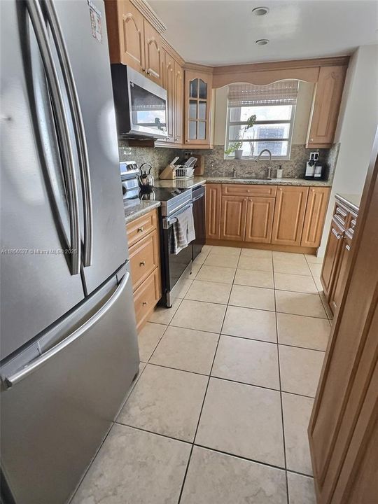 合同活跃: $259,900 (2 贝兹, 2 浴室, 1311 平方英尺)