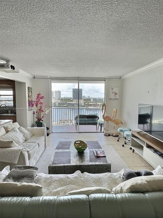 合同活跃: $259,900 (2 贝兹, 2 浴室, 1311 平方英尺)