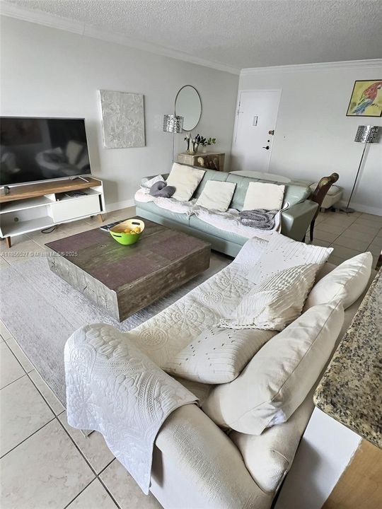 合同活跃: $259,900 (2 贝兹, 2 浴室, 1311 平方英尺)