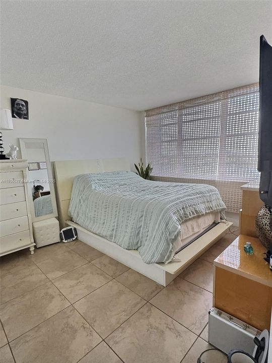 合同活跃: $259,900 (2 贝兹, 2 浴室, 1311 平方英尺)