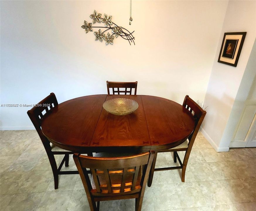 Недавно продано: $69,000 (1 спален, 1 ванн, 700 Квадратных фут)