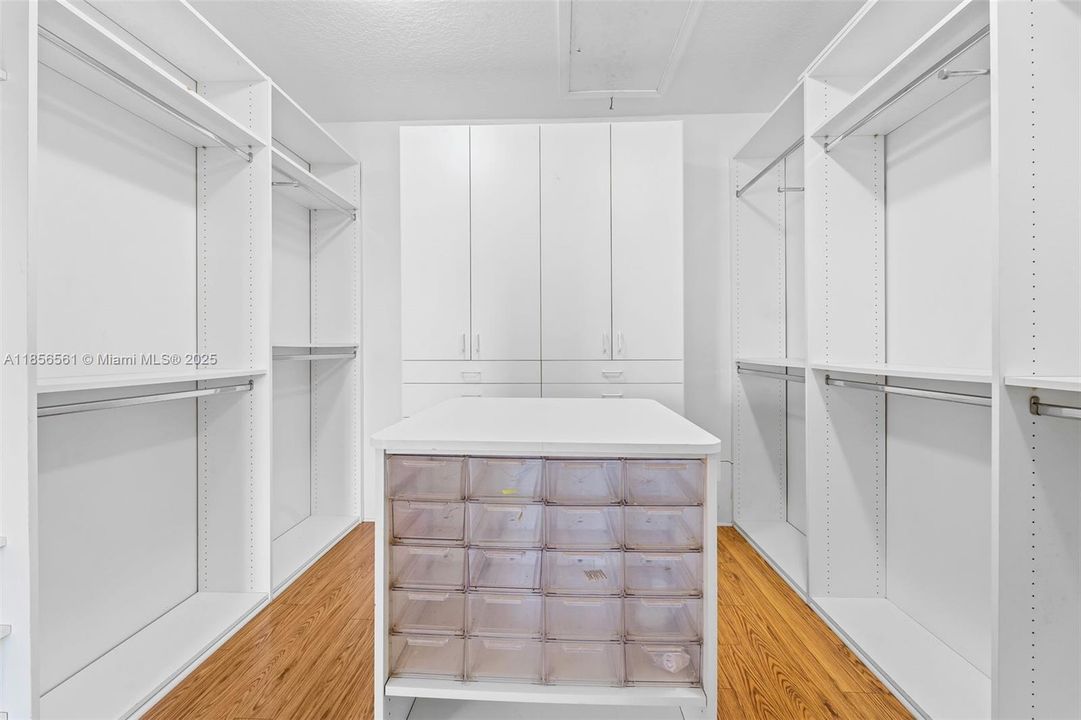 Active With Contract: $1,995,000 (3 beds, 4 baths, 3200 Square Feet)