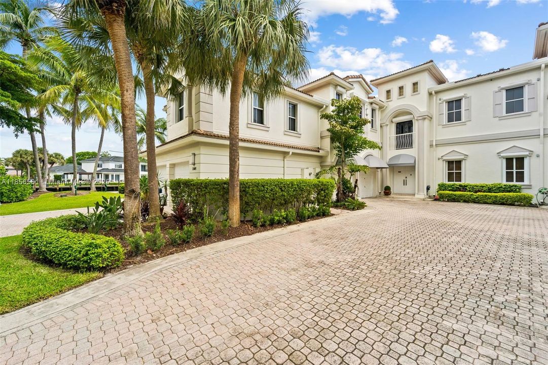 Active With Contract: $1,995,000 (3 beds, 4 baths, 3200 Square Feet)