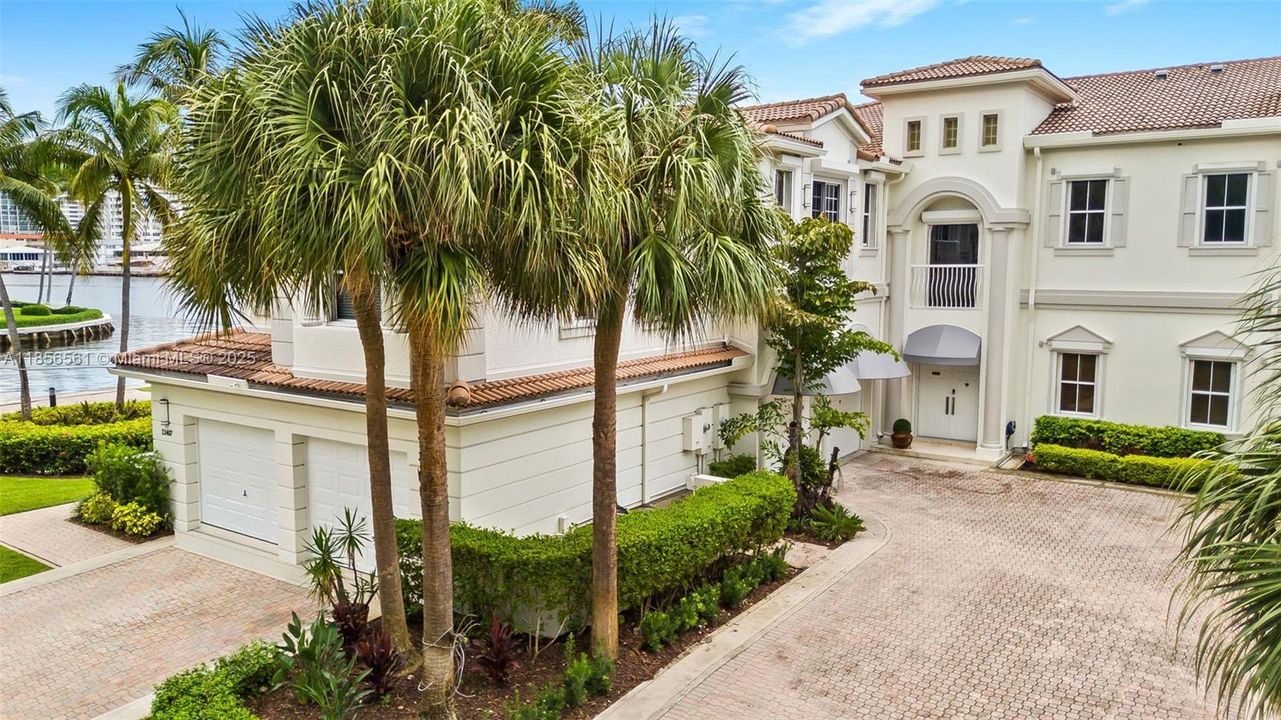 Active With Contract: $1,995,000 (3 beds, 4 baths, 3200 Square Feet)