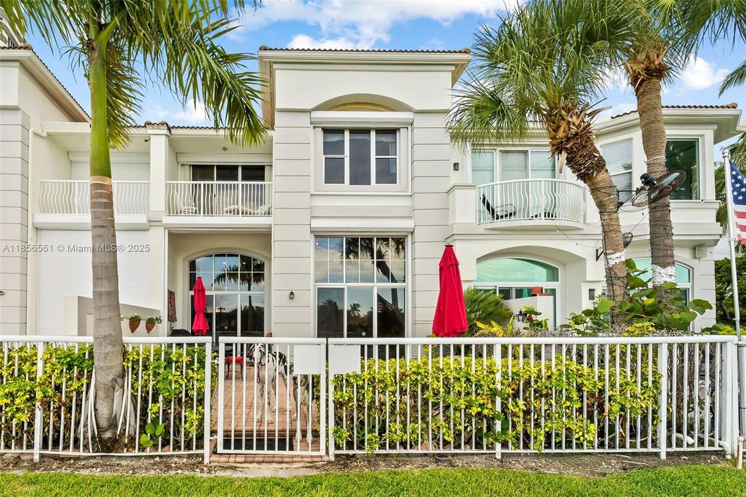 Active With Contract: $1,995,000 (3 beds, 4 baths, 3200 Square Feet)