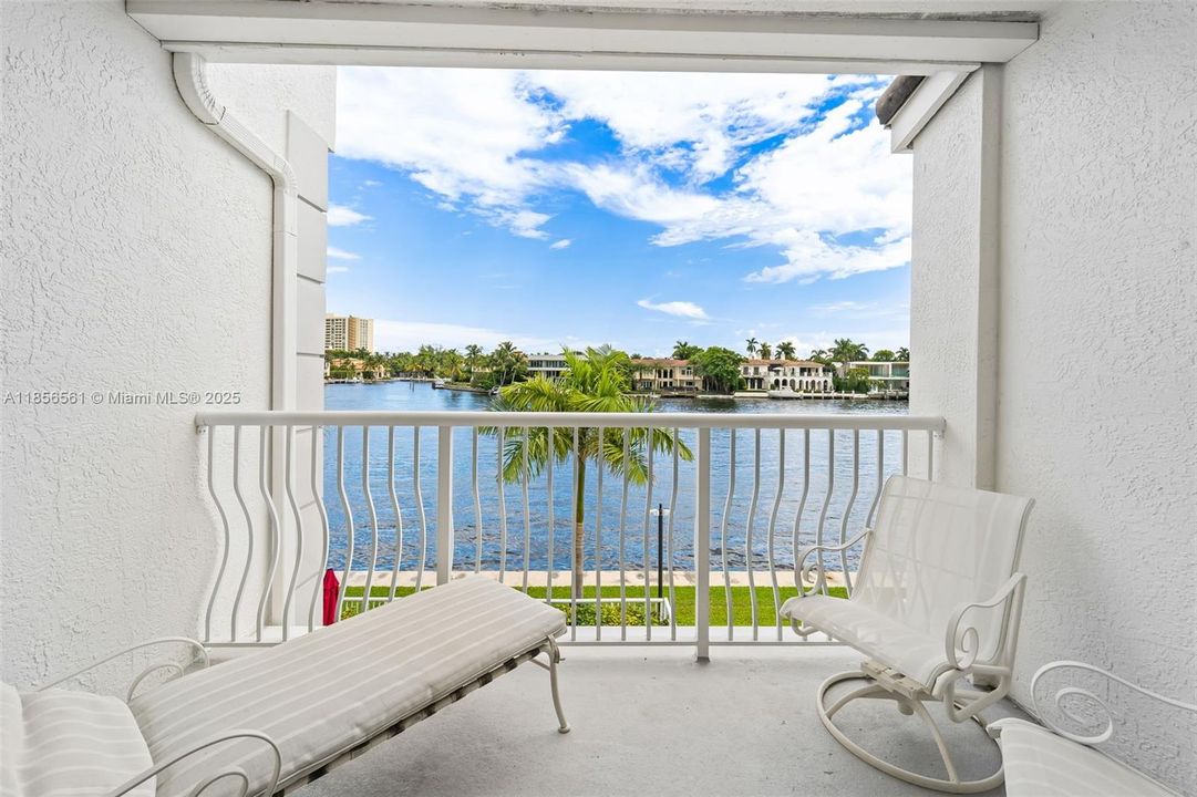 Active With Contract: $1,995,000 (3 beds, 4 baths, 3200 Square Feet)