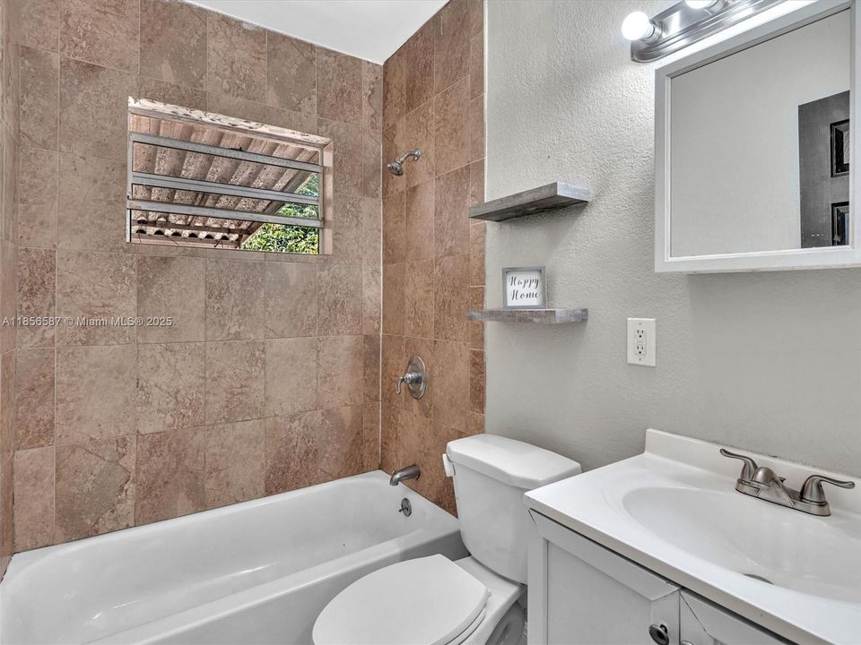 最近售出: $475,000 (3 贝兹, 2 浴室, 1125 平方英尺)