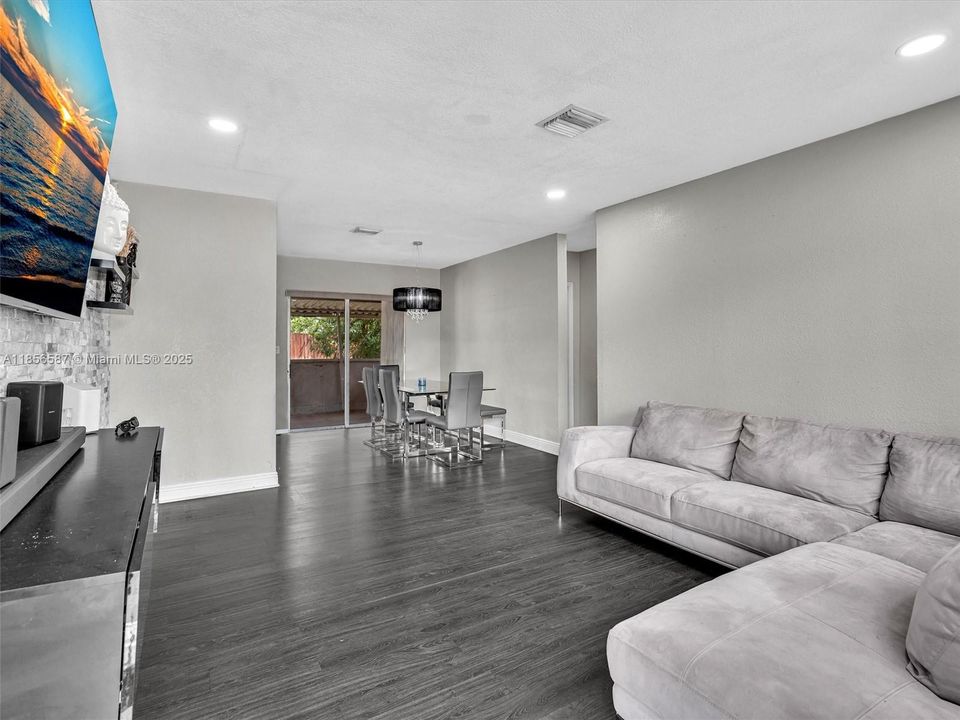 最近售出: $475,000 (3 贝兹, 2 浴室, 1125 平方英尺)