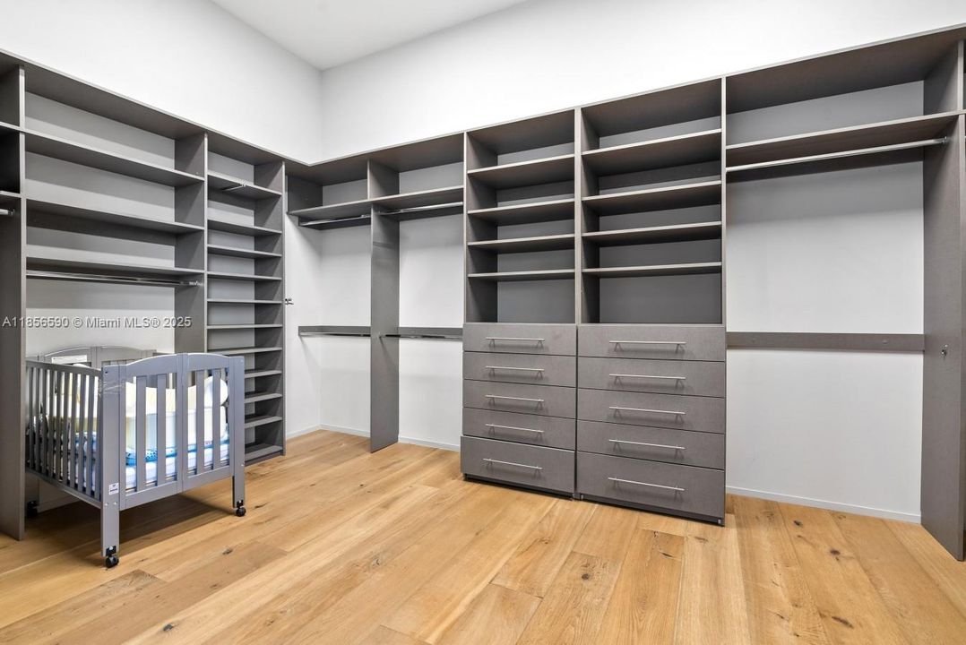 For Rent: $38,500 (6 beds, 5 baths, 4380 Square Feet)