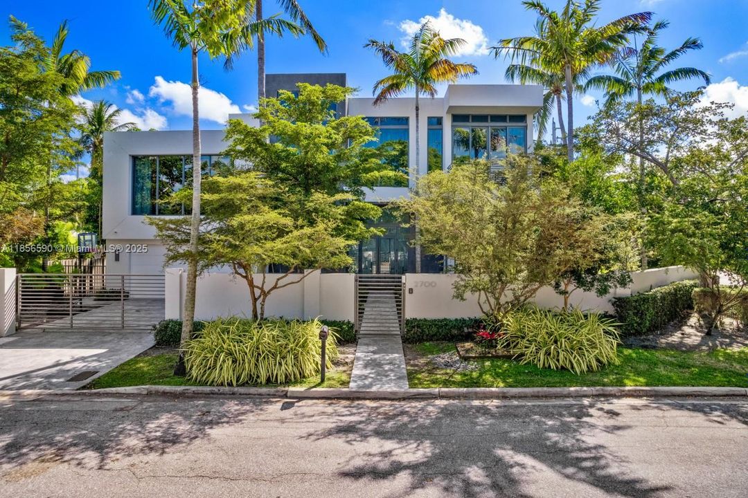 For Rent: $38,500 (6 beds, 5 baths, 4380 Square Feet)