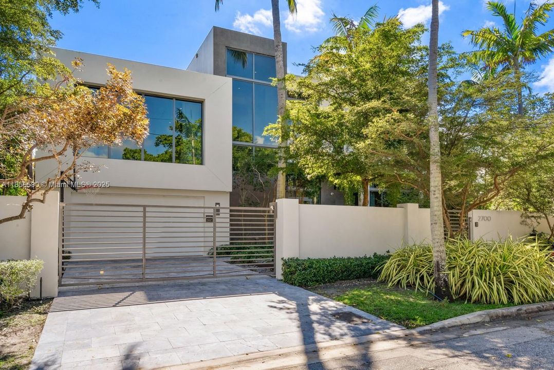 For Rent: $38,500 (6 beds, 5 baths, 4380 Square Feet)