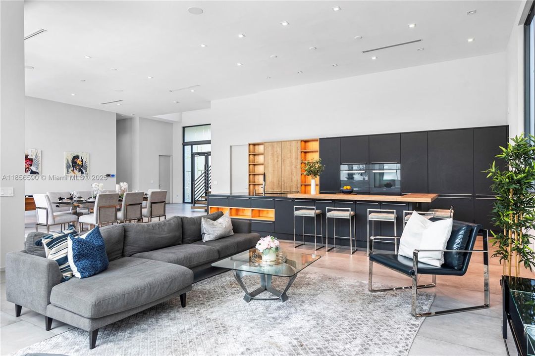 For Rent: $38,500 (6 beds, 5 baths, 4380 Square Feet)