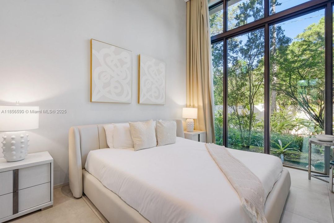 For Rent: $38,500 (6 beds, 5 baths, 4380 Square Feet)