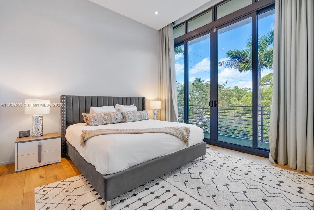 For Rent: $38,500 (6 beds, 5 baths, 4380 Square Feet)