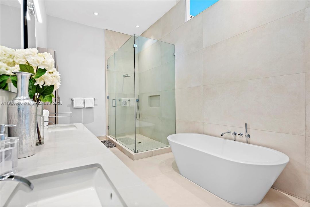 For Rent: $38,500 (6 beds, 5 baths, 4380 Square Feet)