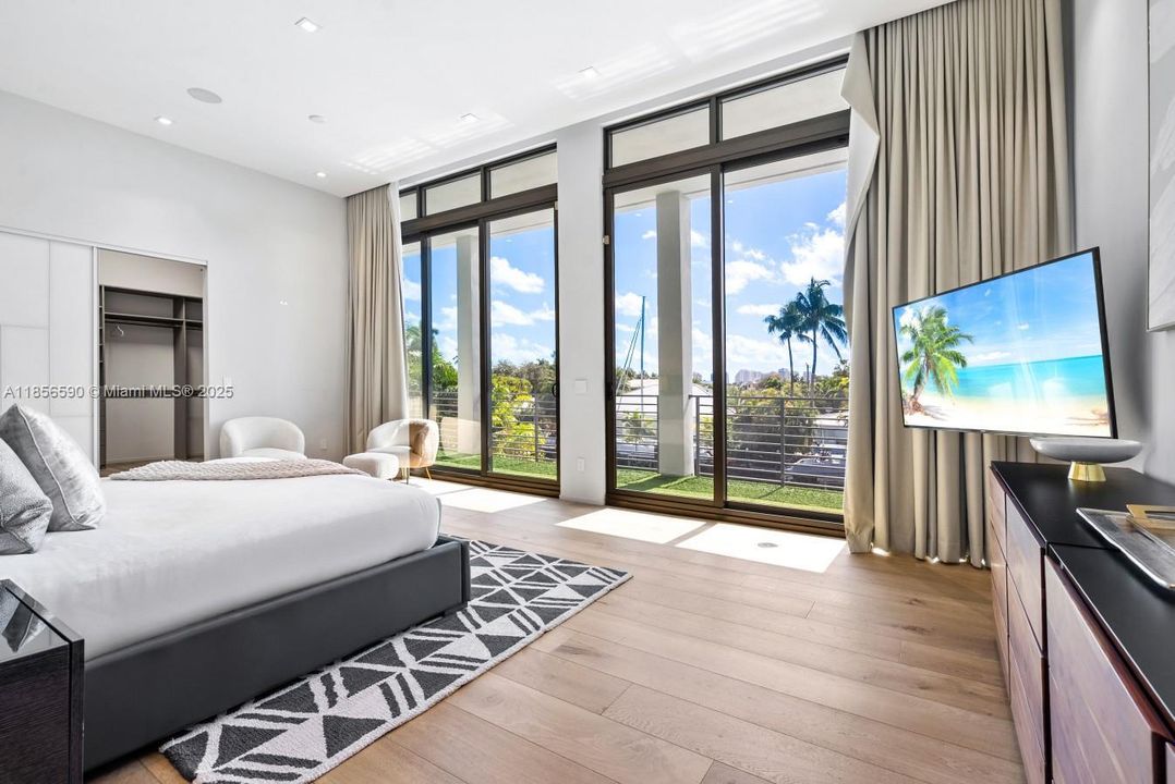 For Rent: $38,500 (6 beds, 5 baths, 4380 Square Feet)