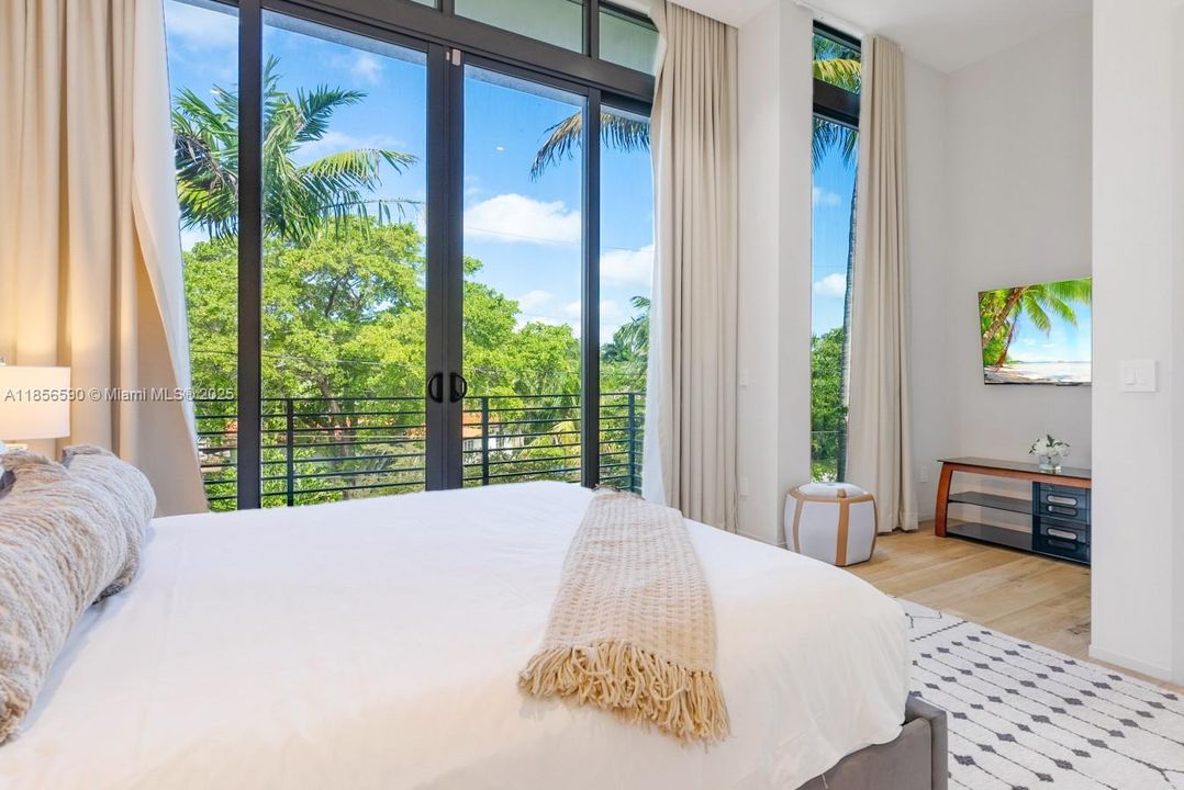 For Rent: $38,500 (6 beds, 5 baths, 4380 Square Feet)