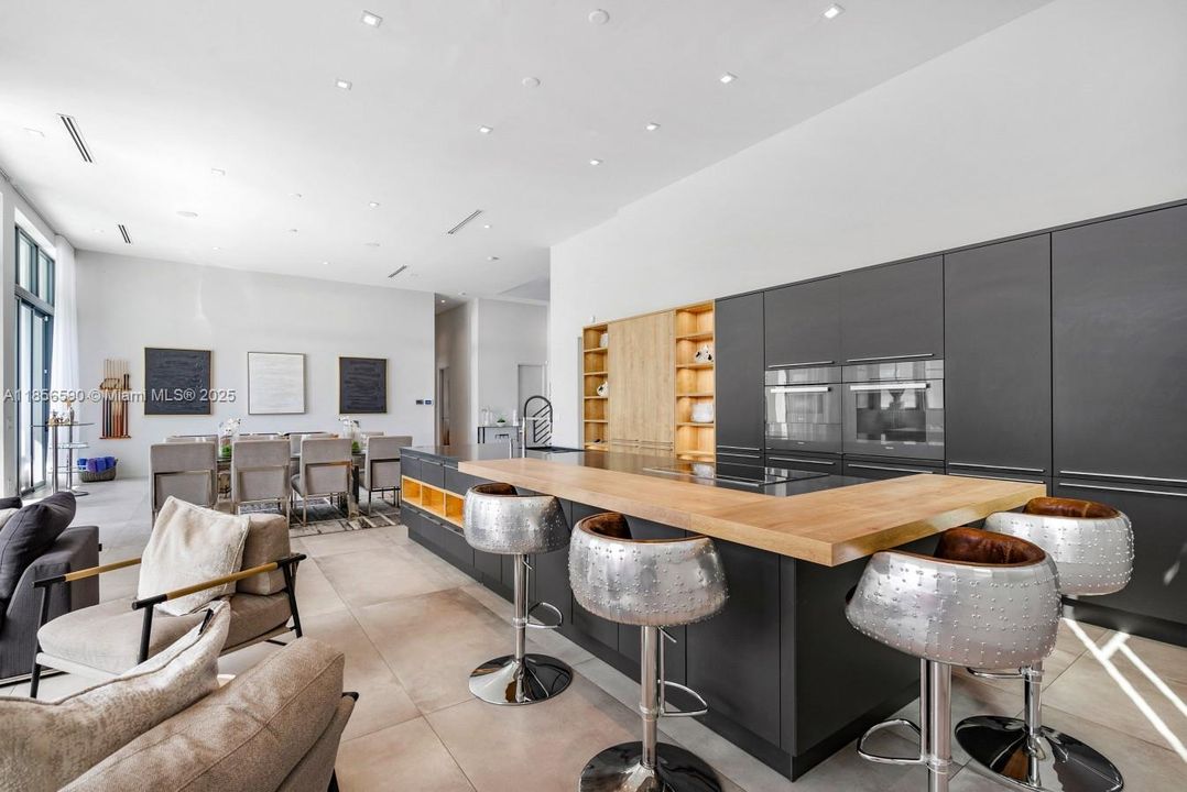 For Rent: $38,500 (6 beds, 5 baths, 4380 Square Feet)