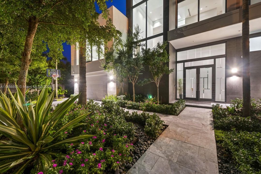 For Rent: $38,500 (6 beds, 5 baths, 4380 Square Feet)