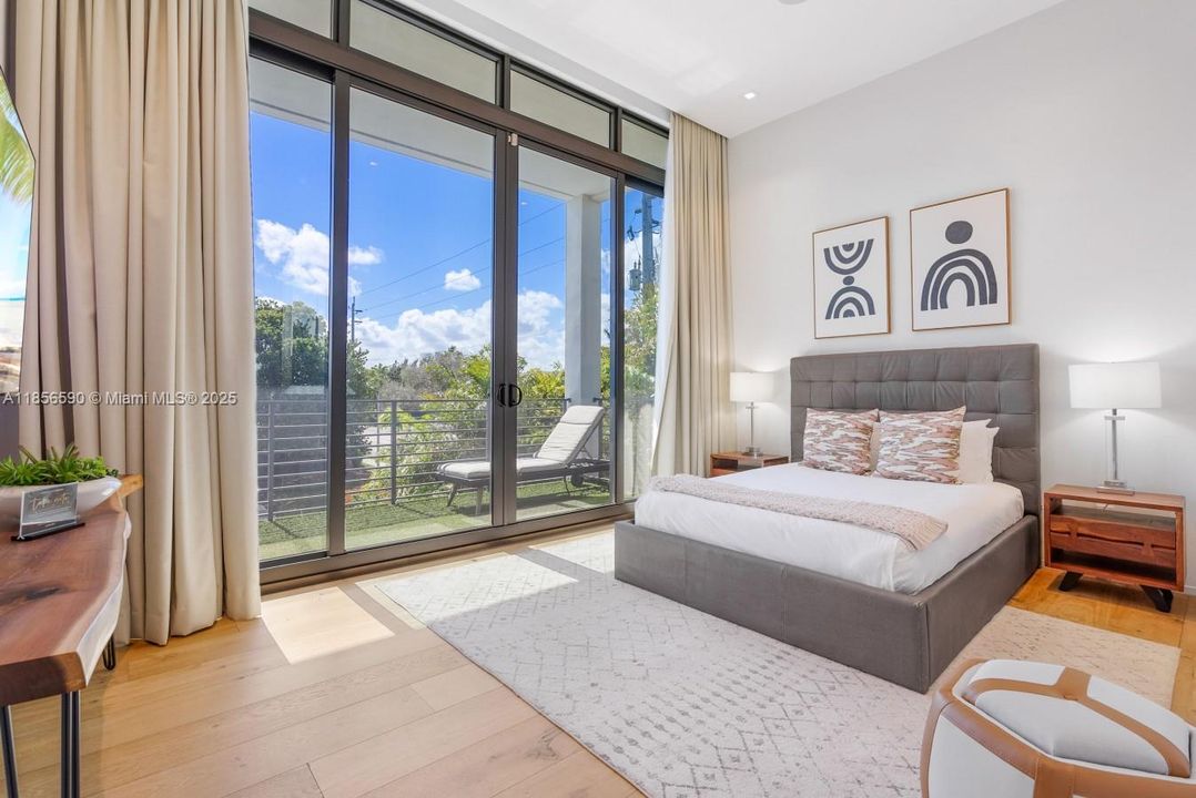 For Rent: $38,500 (6 beds, 5 baths, 4380 Square Feet)