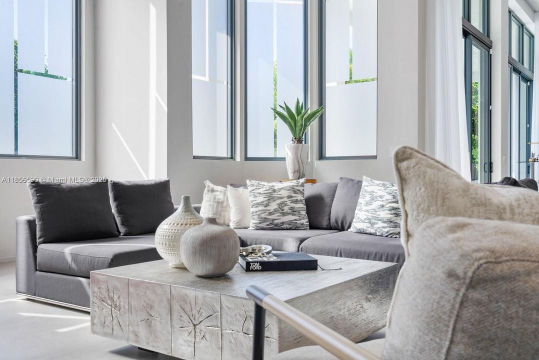 For Rent: $38,500 (6 beds, 5 baths, 4380 Square Feet)