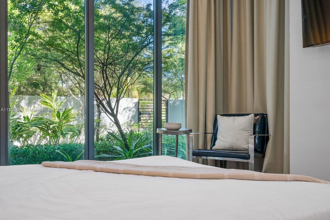 For Rent: $38,500 (6 beds, 5 baths, 4380 Square Feet)