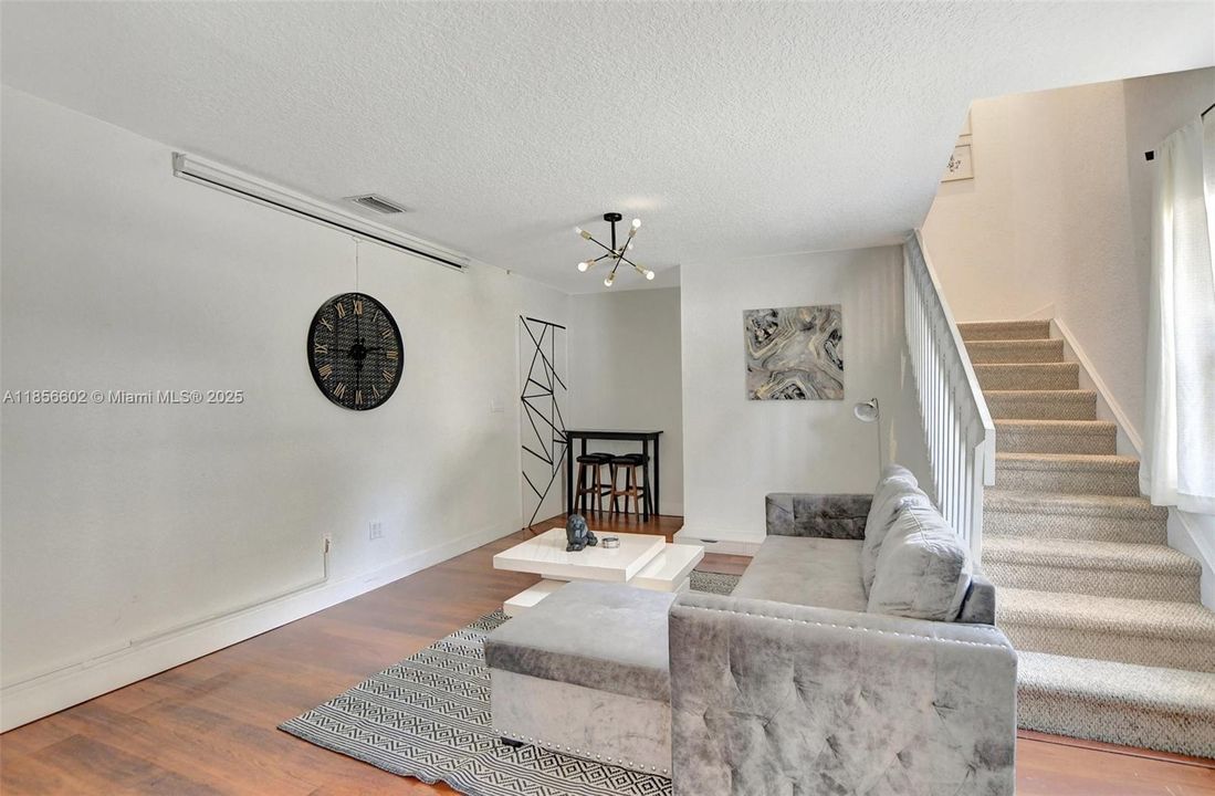 Vendido Recientemente: $743,000 (9 camas, 4 baños, 3368 Pies cuadrados)