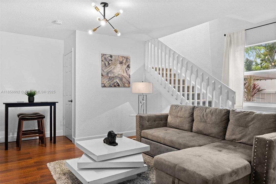 Vendido Recientemente: $743,000 (9 camas, 4 baños, 3368 Pies cuadrados)