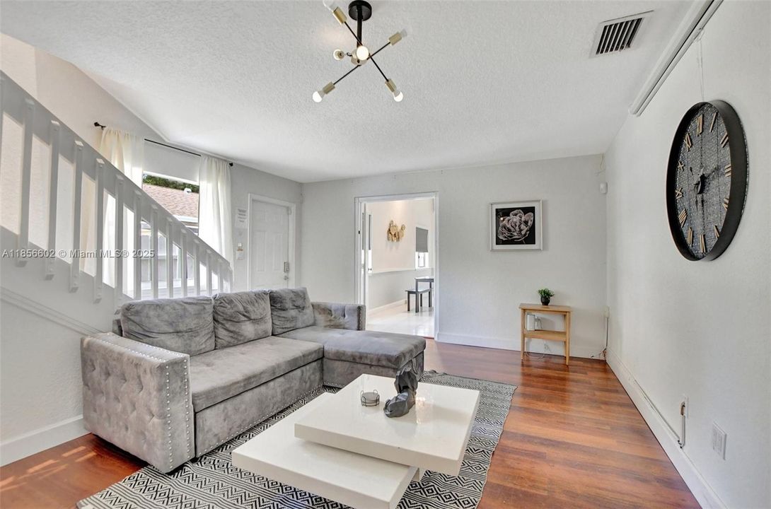 Vendido Recientemente: $743,000 (9 camas, 4 baños, 3368 Pies cuadrados)