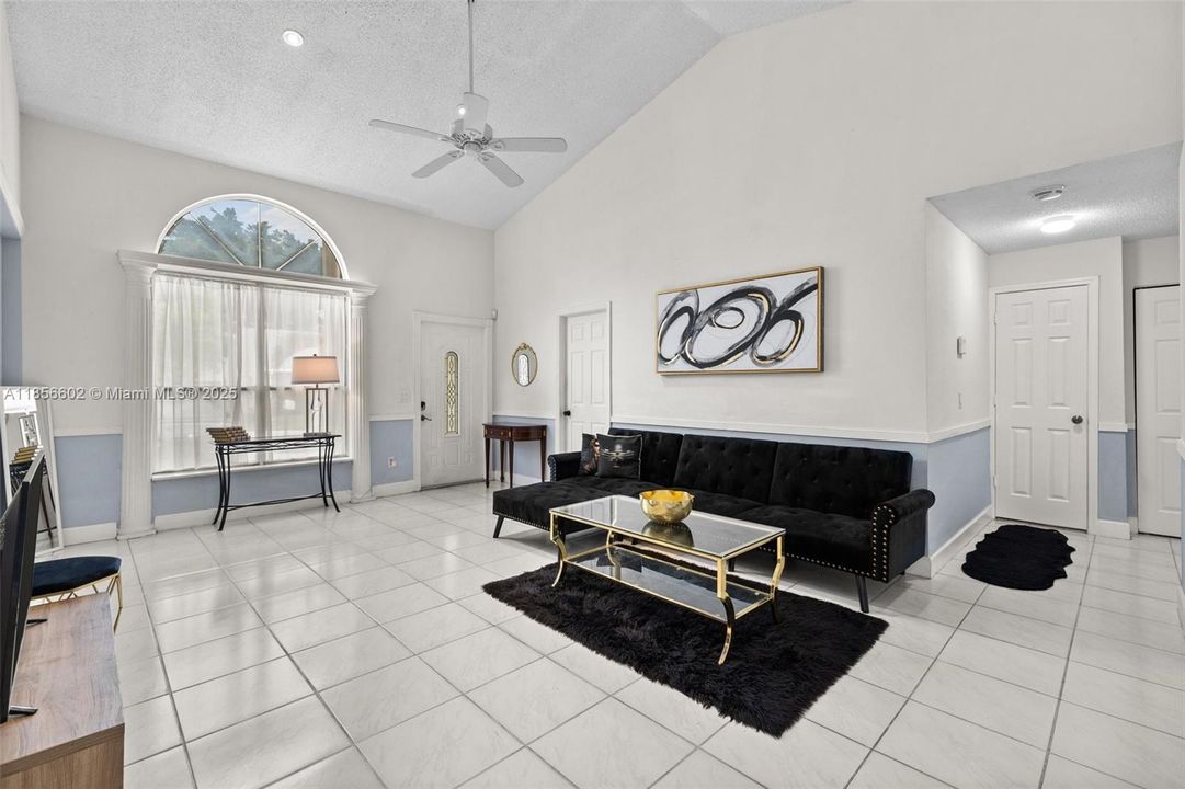 Vendido Recientemente: $743,000 (9 camas, 4 baños, 3368 Pies cuadrados)