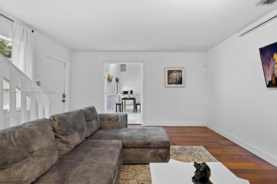 Vendido Recientemente: $743,000 (9 camas, 4 baños, 3368 Pies cuadrados)