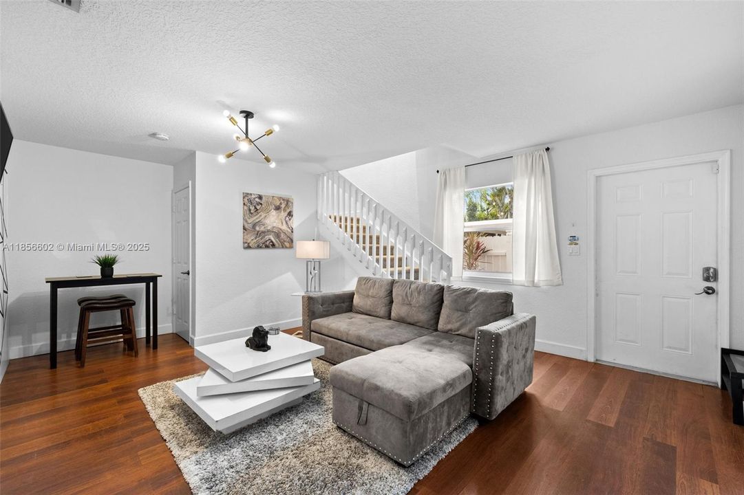 Vendido Recientemente: $743,000 (9 camas, 4 baños, 3368 Pies cuadrados)