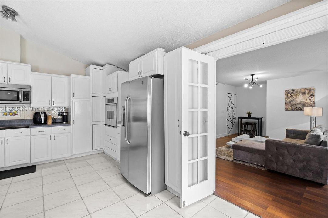 Vendido Recientemente: $743,000 (9 camas, 4 baños, 3368 Pies cuadrados)