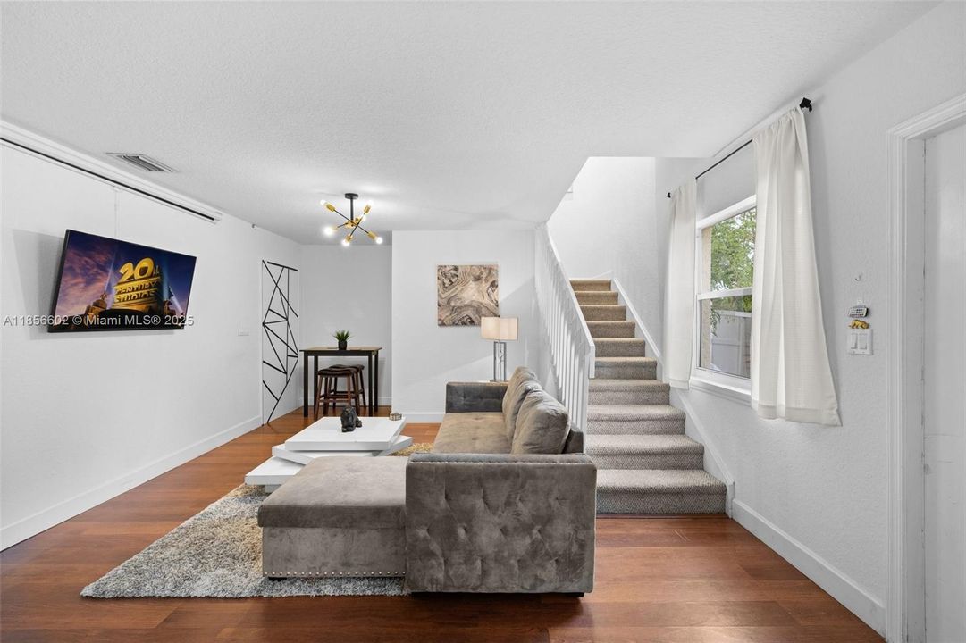 Vendido Recientemente: $743,000 (9 camas, 4 baños, 3368 Pies cuadrados)