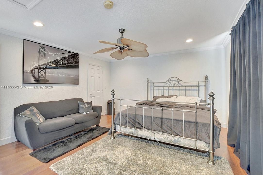 Vendido Recientemente: $743,000 (9 camas, 4 baños, 3368 Pies cuadrados)