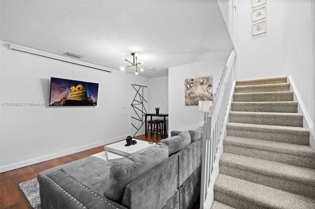 Vendido Recientemente: $743,000 (9 camas, 4 baños, 3368 Pies cuadrados)