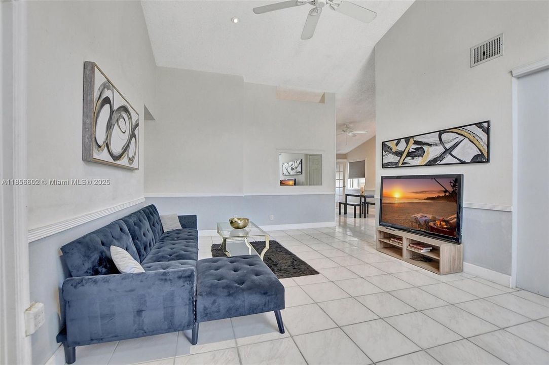 Vendido Recientemente: $743,000 (9 camas, 4 baños, 3368 Pies cuadrados)