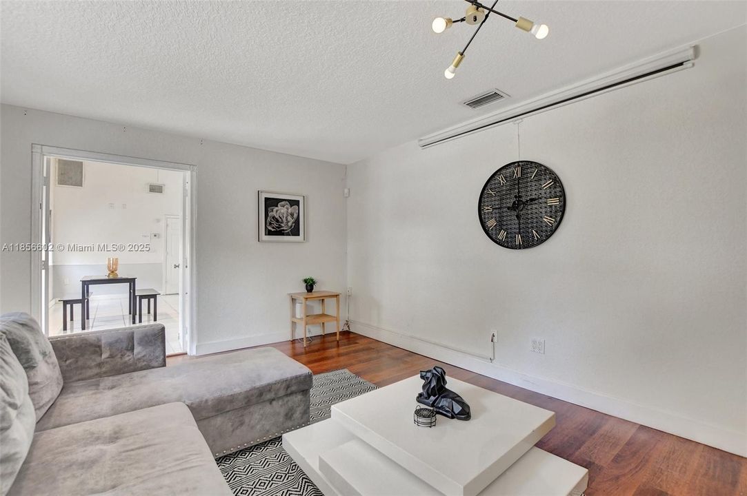 Vendido Recientemente: $743,000 (9 camas, 4 baños, 3368 Pies cuadrados)