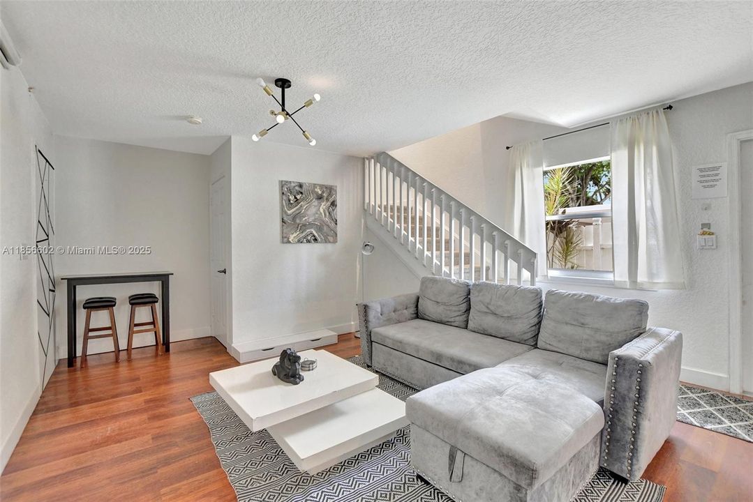 Vendido Recientemente: $743,000 (9 camas, 4 baños, 3368 Pies cuadrados)