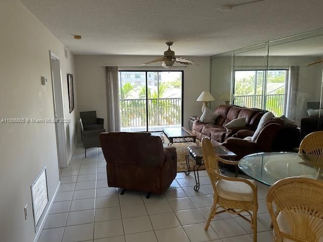 En Venta: $349,900 (2 camas, 2 baños, 1250 Pies cuadrados)