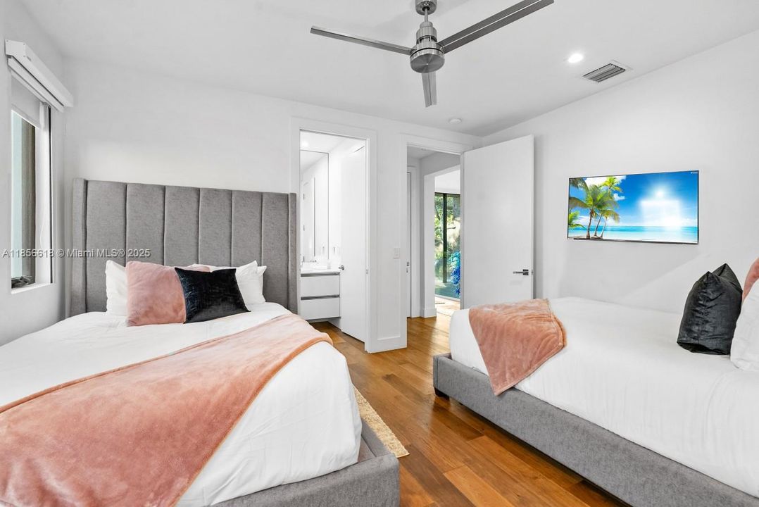 For Rent: $50,000 (5 beds, 5 baths, 6058 Square Feet)