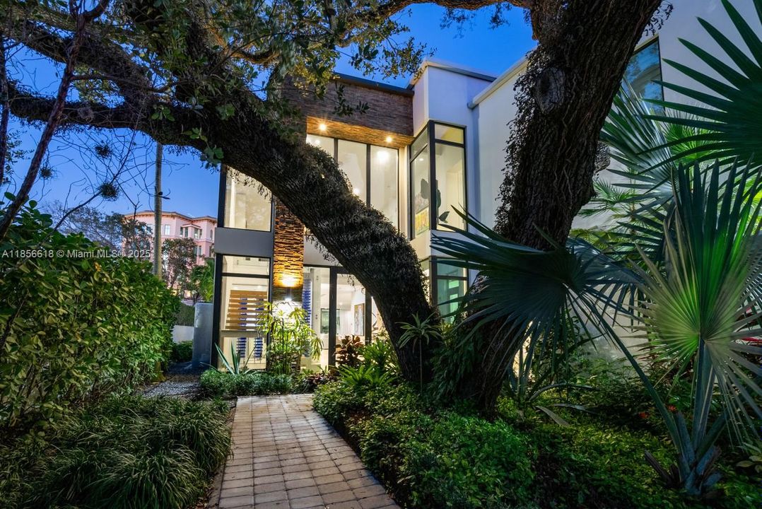 For Rent: $50,000 (5 beds, 5 baths, 6058 Square Feet)